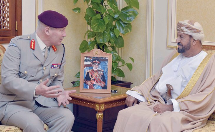 استعراض تعزيز التعاون العسكري بين السلطنة وبريطانيا