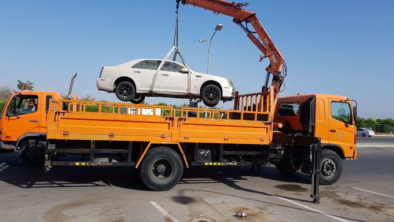 بلدية مسقط تبدأ اليوم بسحب المركبات المركونة في مواقف منتزه الصحوة