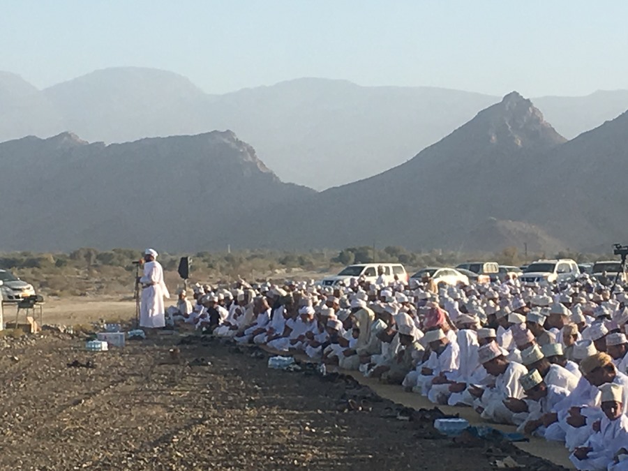 أهالي ولاية بهلاء يؤدون صلاة الاستسقاء