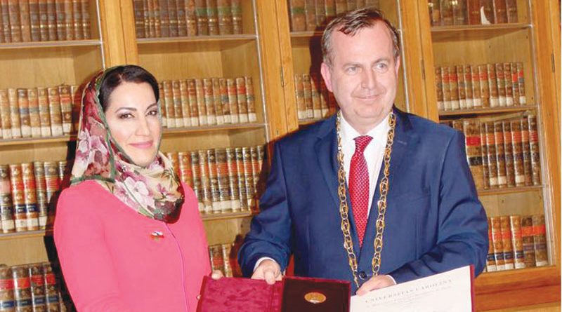 جامعة تشارلز التشيكية تمنح الدكتورة منى آل سعيد الميدالية الذهبية