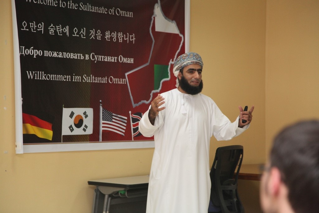 محاضرة ثقافية بكلية السُّلطان قابوس لتعليم اللغة العربية للناطقين بغيرها