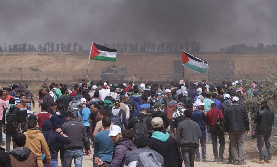 استشهاد فلسطيني ومئات الجرحى في الجمعة السابعة من مسيرات العودة