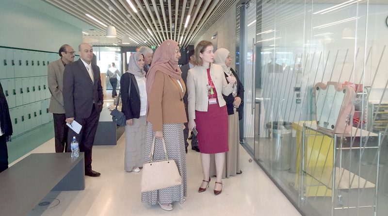 البوسعيدية تتعرف على آلية تصنيع الروبوتات بإيرلندا
