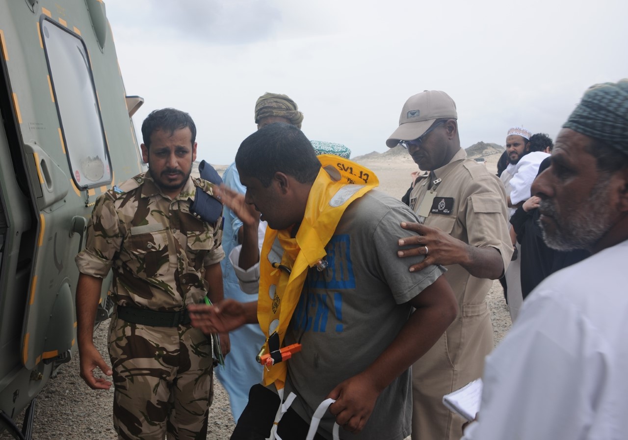 بالصور.. سلاح الجو يقوم بعملية إخلاء المواطنين والمقيمين من جزر الحلانيات