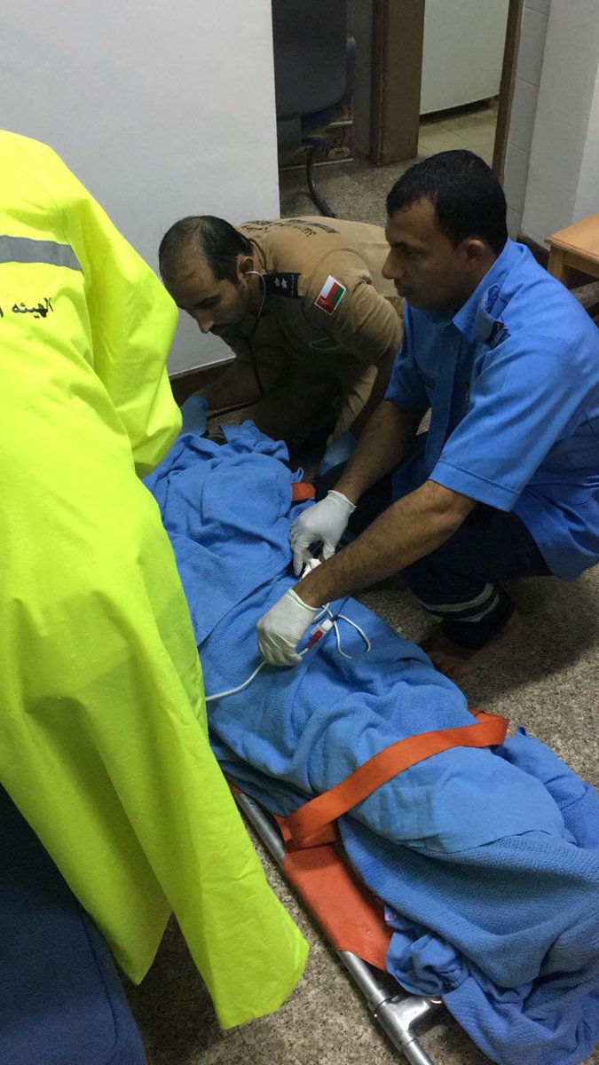 الدفاع المدني ينقذ عدداً من الأشخاص محتجزين وآخرين مصابين