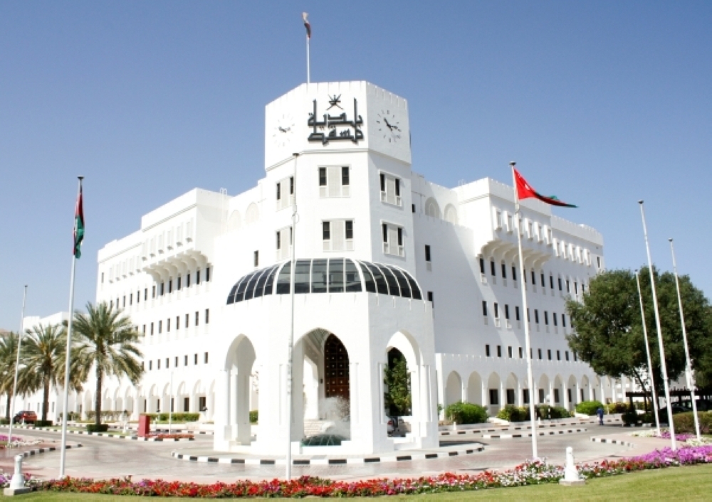 بلدية مسقط تُصدر تنويهًا بإغلاق كلي للمسار البطيء لشارع روي