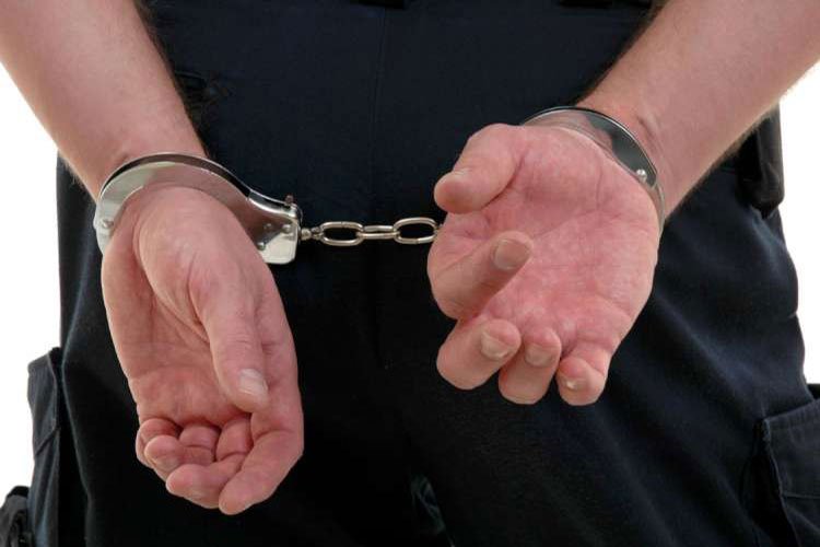 سرقوا مبالغ مالية من بركاء وهربوا إلى مسقط.. والشرطة بالمرصاد