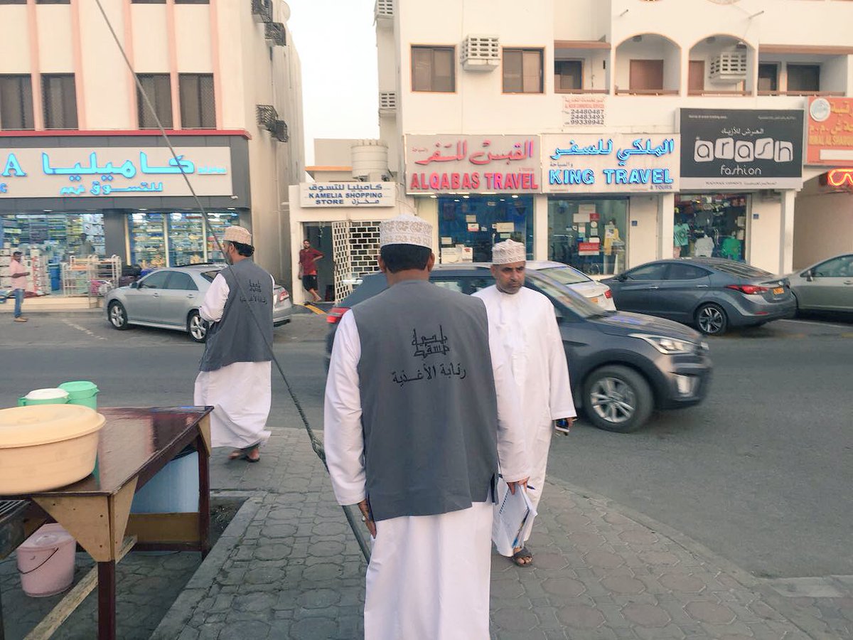 بلدية مسقط تواصل حملة الحد من الظواهر السلبية