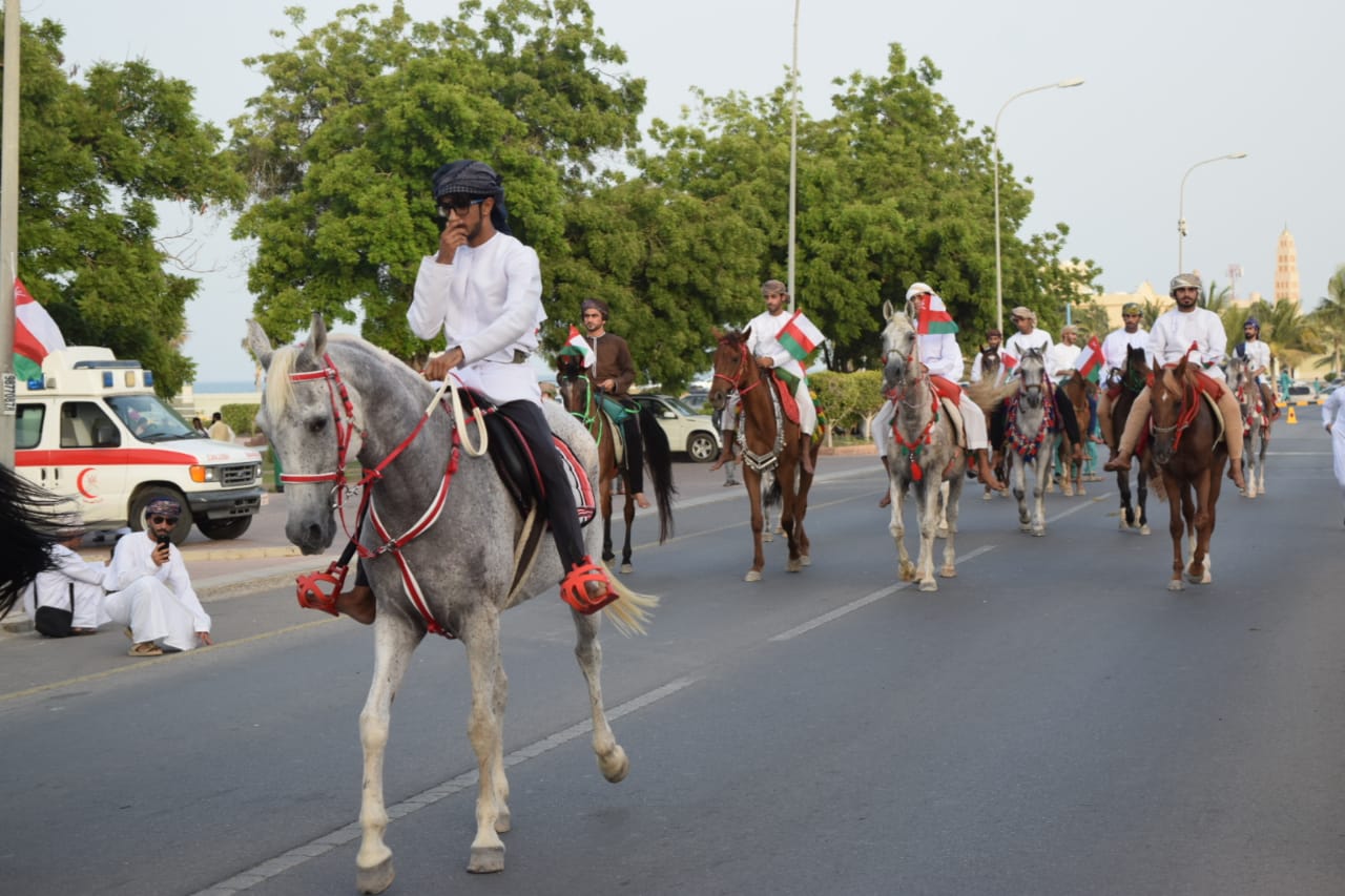 ابتهاجًا بالتشريف السامي احتفال شعبي بولاية صحار