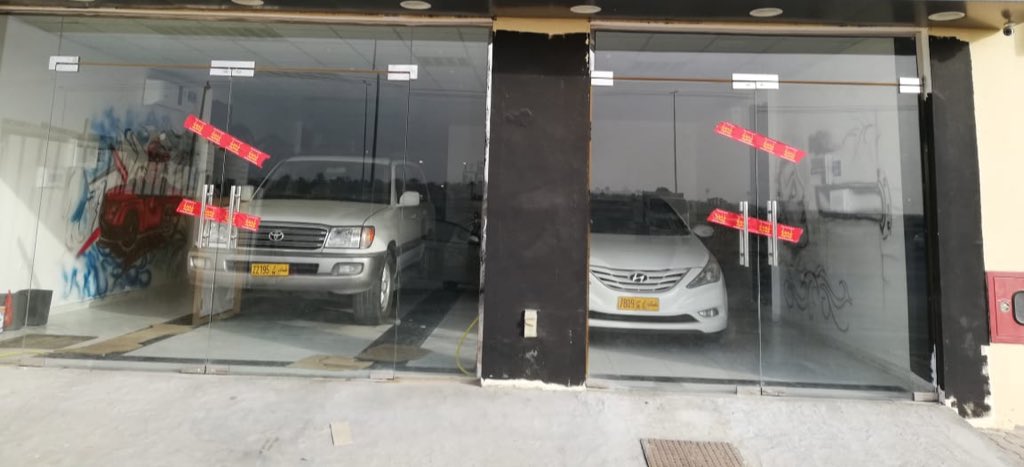 بلدية مسقط تُغلق عددًا من المحلات في السيب