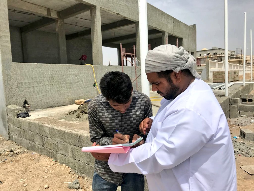 بلدية صور تُعاين عددًا من مواقع البناء قيد الإنشاء في الولاية