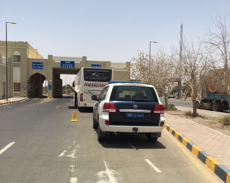 منفذ حفيت يُقدّم المساعدة لحافلة باتجاهها إلى ظفار تعطّلت و على متنها 52 راكب