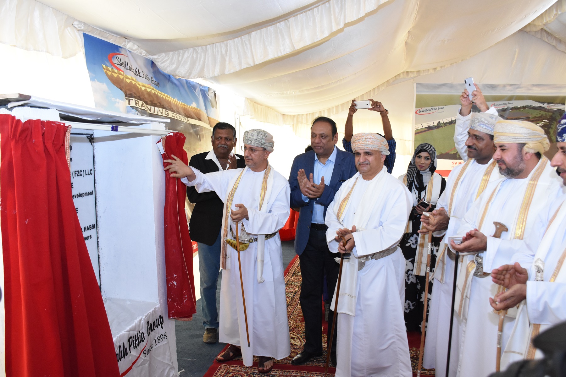 وضع حجر أساس مركز التدريب على المنسوجات بالمنطقة الحرة بصحار