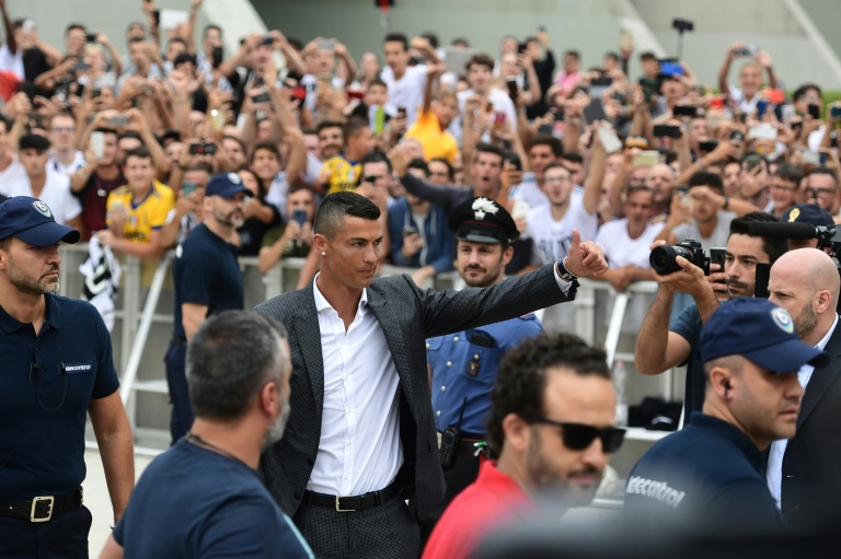 جماهير يوفنتوس تستقبل رونالدو بحفاوة كبيرة