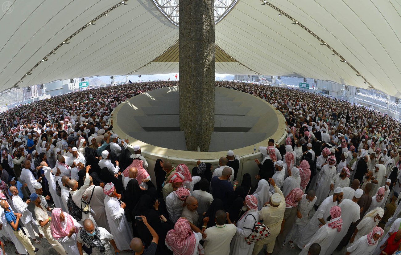 ضيوف الرحمن يرمون الجمرات في أول أيام التشريق