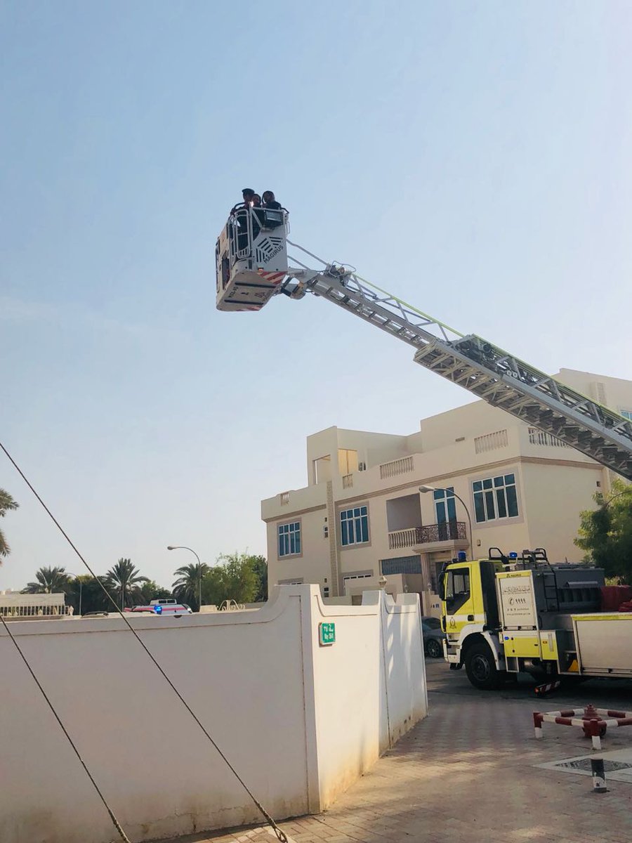 الدفاع المدني يتمكن من السيطرة على حريق ببناية ببوشر و إخلاء المحتجزين فيها