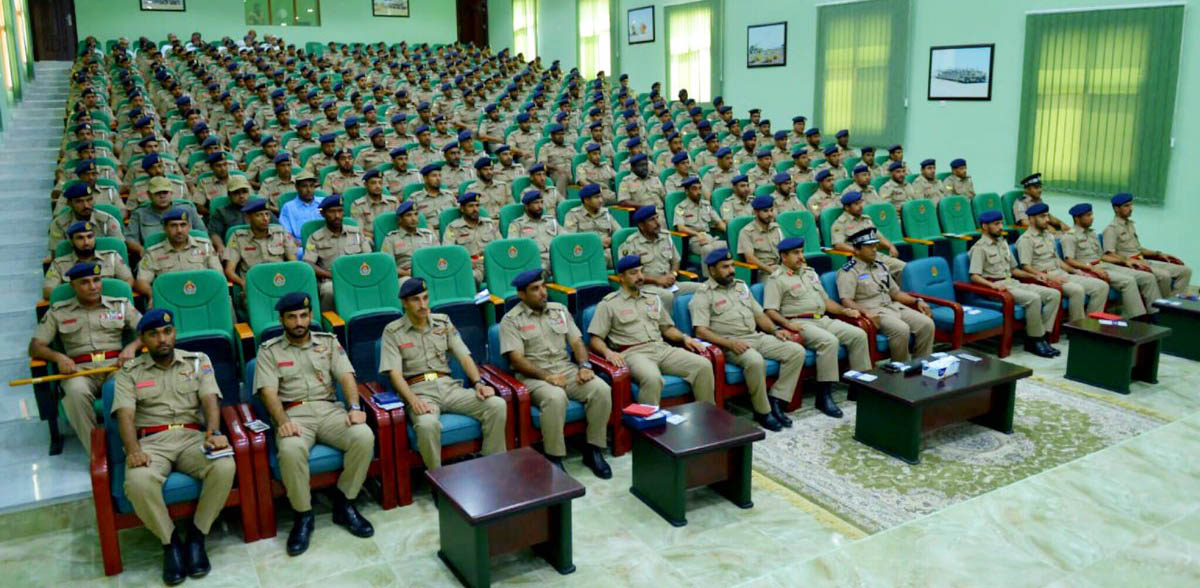 إدارة مرور نزوى تنفّذ محاضرة توعوية بإزكي
