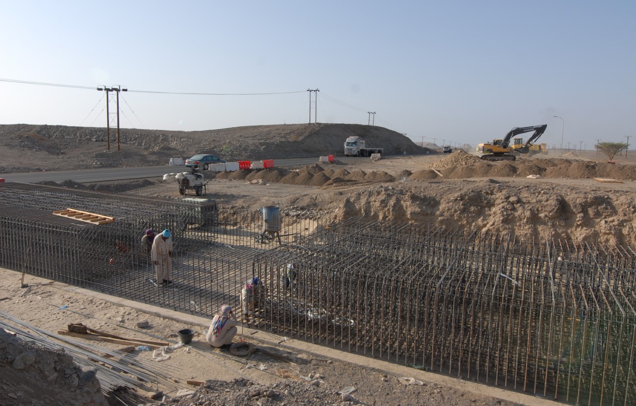 البدء في تنفيذ مشروع دوار طريق مصرون الجديد بالمضيبي