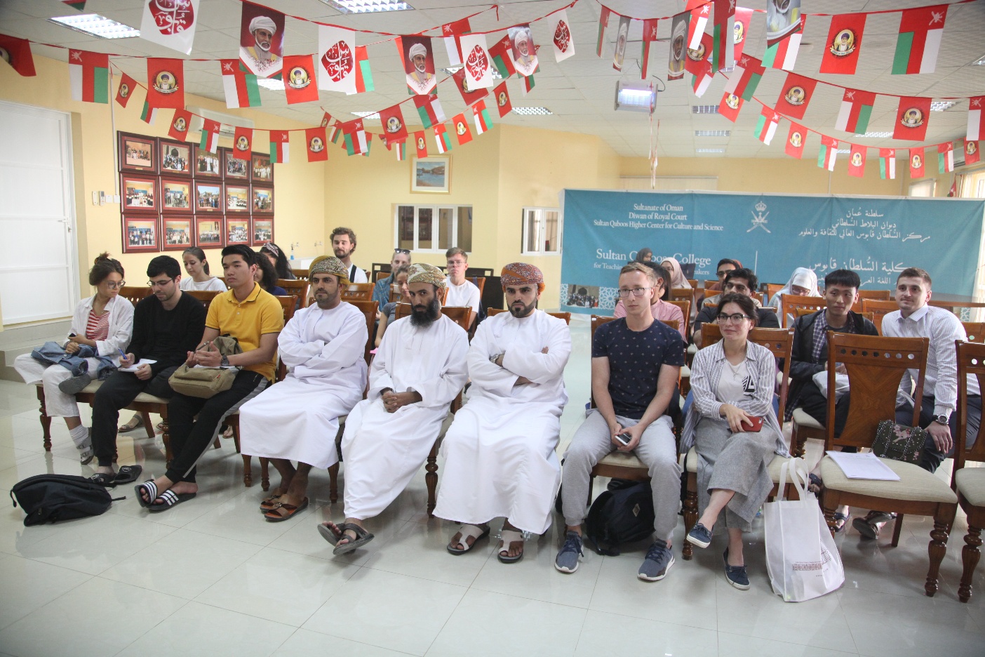 محاضرة “ملامح من التاريخ العُماني” بكلية السُّلطان قابوس لتعليم اللغة العربية للناطقين بغيرها بمنح