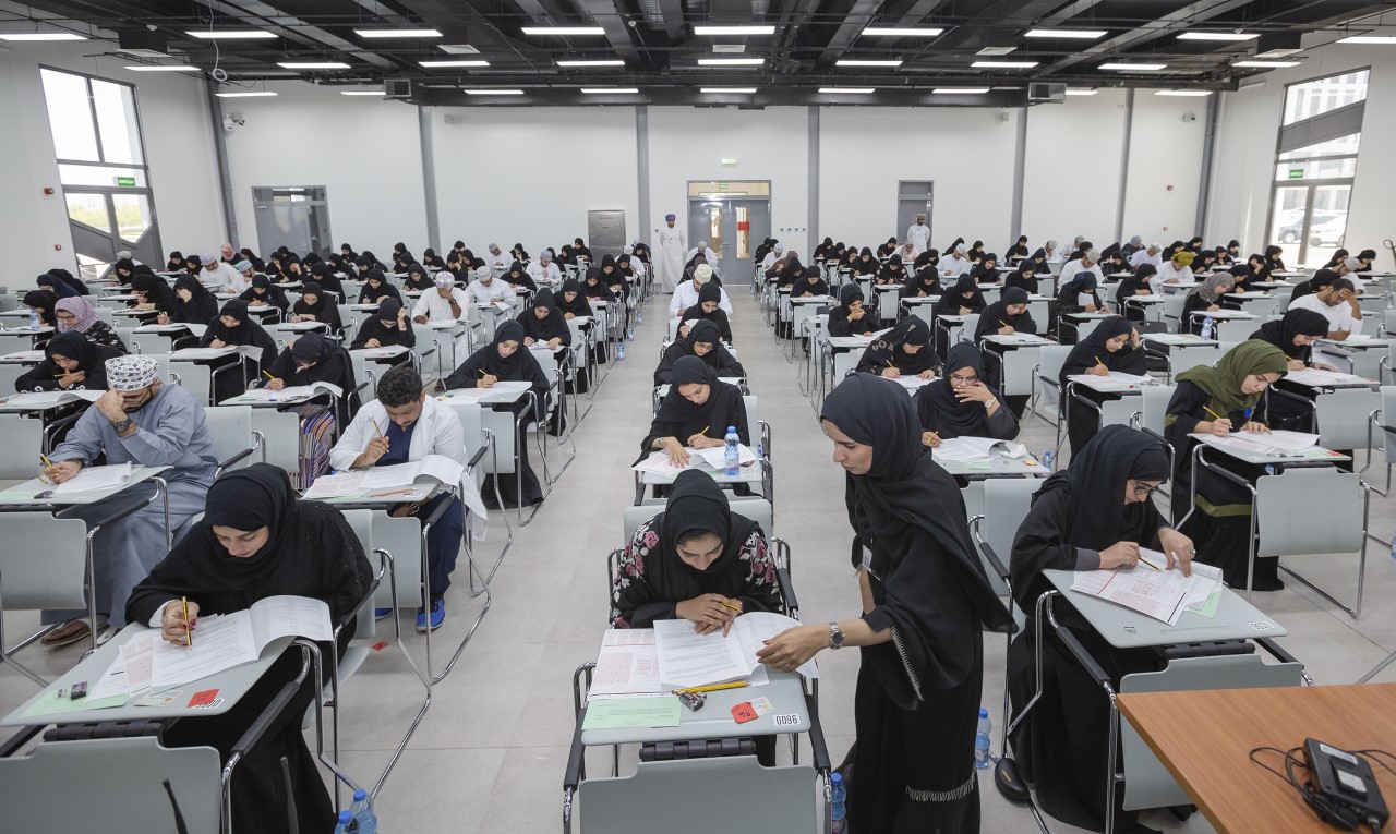 327طبيبًا يجرون “إمتحان القبول” لإكمال دراستهم التخصصية بالمجلس العماني للاختصاصات الطبية