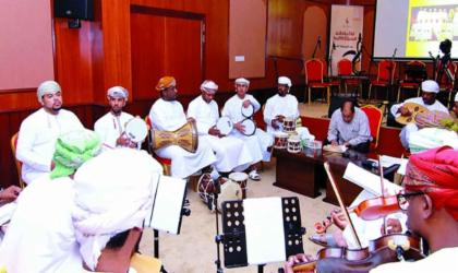 مركز عُمان للموسيقى التقليدية ينظم “ملتقى فرق الموسيقى التقليدي” بولاية صور