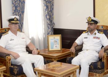 قائد البحرية السلطانية العمانية بالإنابة يستقبل مسؤولًا كنديًا