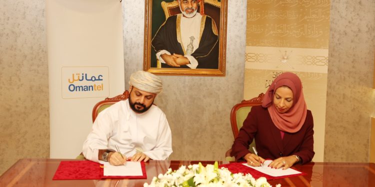 وزارة التربية والتعليم و “عمانتل” توقعان اتفاقية تنفيذ مجموعة من البرامج