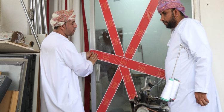 ضبط عمالة وافدة تمارس أنشطة غير مرخصة بمطرح