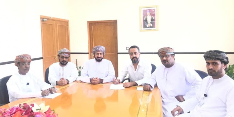 توقيع اتفاقية لرفع الحد الأدنى لأجور العمانيين العاملين بإحدى الشركات بظفار