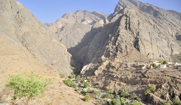 قرية “العافية” بولاية سمائل.. محطة لمحبي الطبيعة وتسلق الجبال