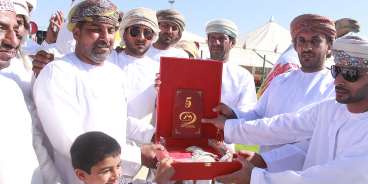 تواصل منافسات النسخة الخامسة لمهرجان مزاينة حمراء الدروع
