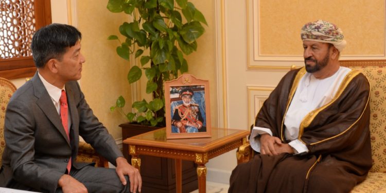الوزير المسؤول عن شؤون الدفاع يستقبل السفير الياباني