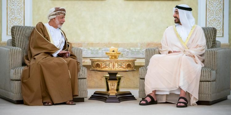 الوزير المسؤول عن الشؤون الخارجية يلتقي وزير الخارجية والتعاون الدولي بدولة الإمارات العربية المتحدة