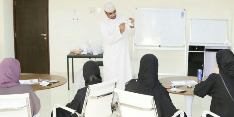 دورة فنية في مجال التشكيل بالصفائح المعدنية بجمعية المرأة بالرستاق