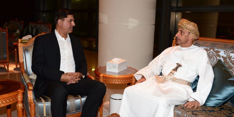 قائد منطقة كراتشي البحرية بجمهورية باكستان الإسلامية يغادر السلطنة
