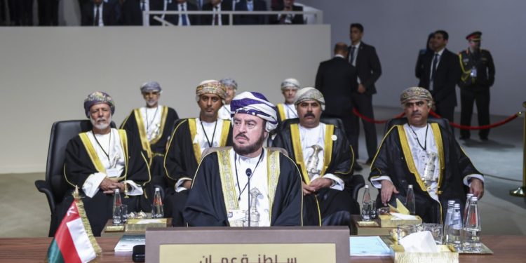 السيد أسعد بن طارق يترأس وفد السلطنة في القمة العربية الاقتصادية