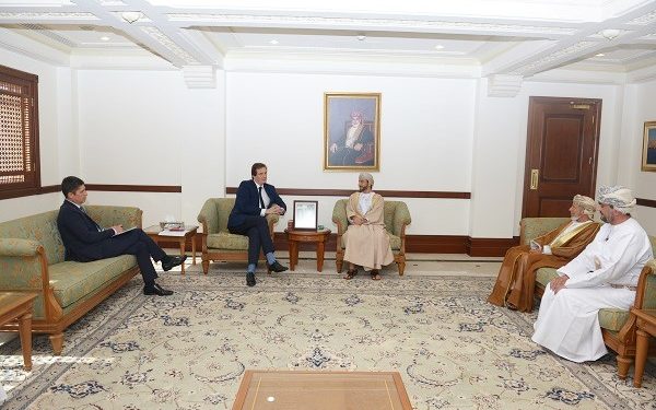 وزير الدولة ومحافظ مسقط يستقبل عضو الجمعية الوطنية الفرنسية