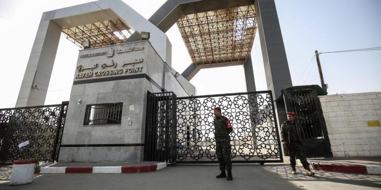إعادة فتح معبر رفح الحدودي بين قطاع غزة ومصر في كلا الاتجاهين