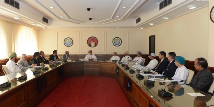 “تجارة وصناعة عمان” تناقش وثائق التأمين الموحدة للقوارب وسفن الصيد