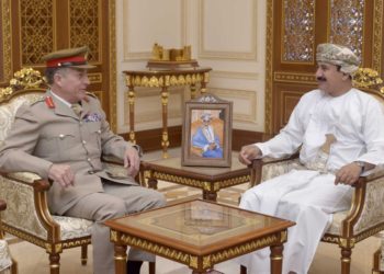 وزير المكتب السلطاني يستقبل رئيس هيئة أركان الدفاع البريطانية