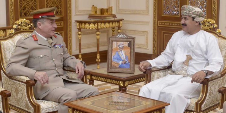 وزير المكتب السلطاني يستقبل رئيس هيئة أركان الدفاع البريطانية