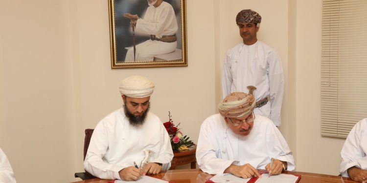 بلدية مسقط توقع اتفاقية للانتفاع من أرض البلدية لإقامة مجمع تجاري بالخوير