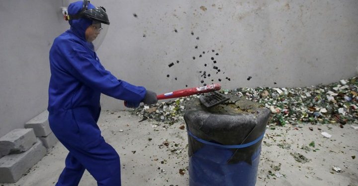 سكان بكين يتخلصون من ضغوط الحياة في “غرفة الغضب”