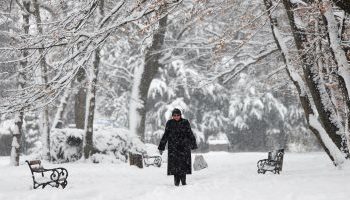 عاصفة شتوية شديدة تجتاح جزيرة “هوكايدو” شمال اليابان