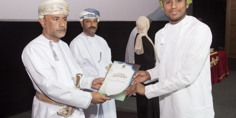 جامعة السلطان قابوس تكرم 520 من الطلبة المجيدين علمياً