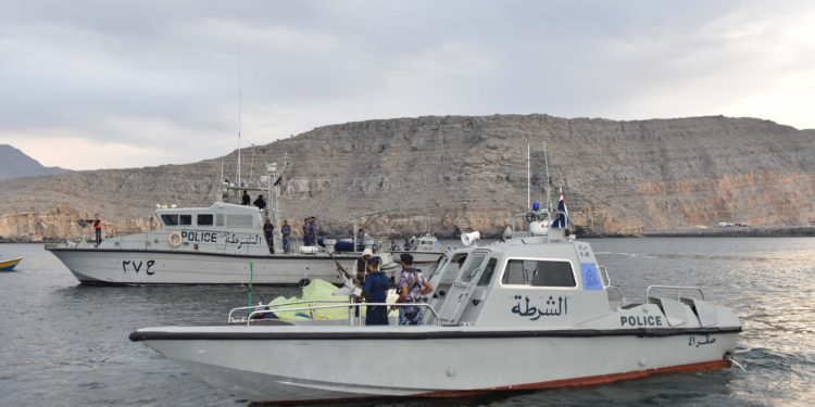 خفر السواحل بشرطة مسندم تنفذ تمرينا وهمياً وتقدم المساعدة لخمسة مواطنين في عرض البحر