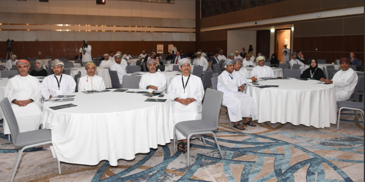 مؤتمر “اقتصاد المحيطات وتكنولوجيا المستقبل” يواصل أعماله بمركز عُمان للمؤتمرات والمعارض