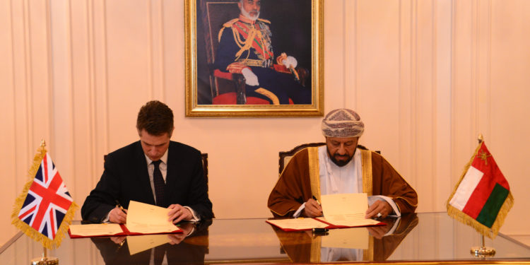 السلطنة والمملكة المتحدة و إيرلندا الشمالية توقعان على اتفاقية الدفاع المشترك