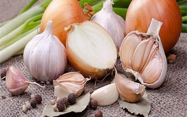دراسة: الثوم والبصل يقللان خطر سرطان القولون