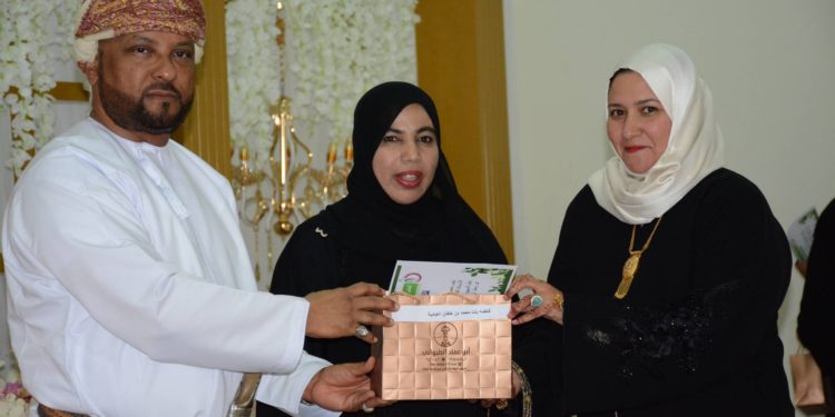 جمعية المرأة العمانية بولاية بهلاء تكرم أكثر من 300 متطوع وتربوي من أبناء ولاية بهلاء